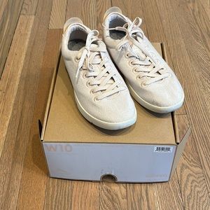 Women’s 10 Dogwood Allbirds.